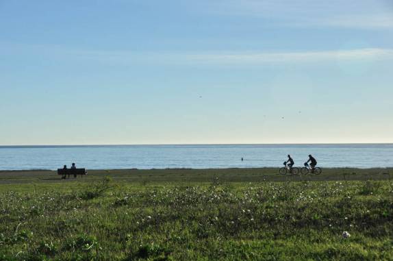 Ciclistas na Half Moon Bay, na rodovia One, entre San Francisco e Santa Cruz, no litoral da Califórnia, nos Estados Unidos